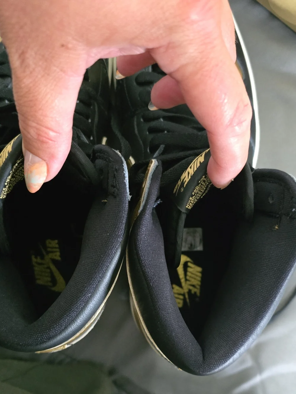 Jordan 1 Mid - Black/Gold